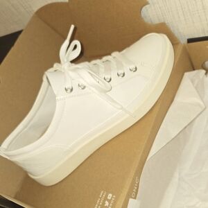 White Vionic Leather Sneakers SZ 8.5 Womens